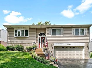 9060 Chestnut Dr, Hickory Hills, IL