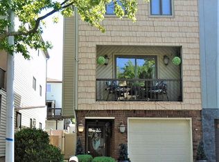 9 Hammock Ln, Staten Island, NY 10312
