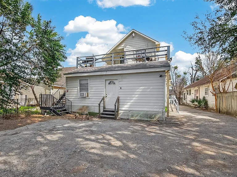 216 Burr St — Photo 2