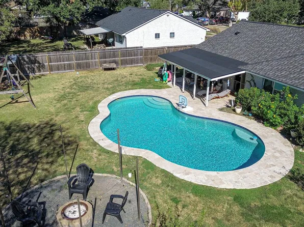 800 Camelot Ln, Friendswood, TX 77546