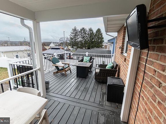 3rd image of 717 E Walnut St