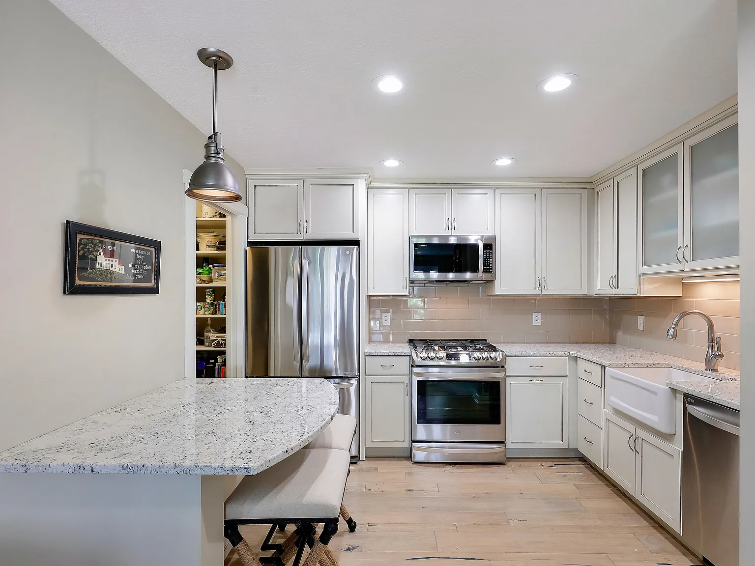 2 bed, 1050 sqft, $4,000 — Photo 4