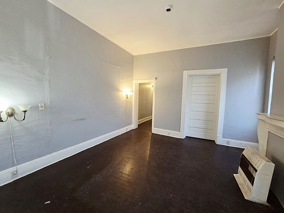 4th image of 930 Summit Ave