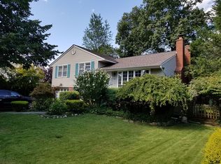 9 Flo Dr, Syosset, NY 11791