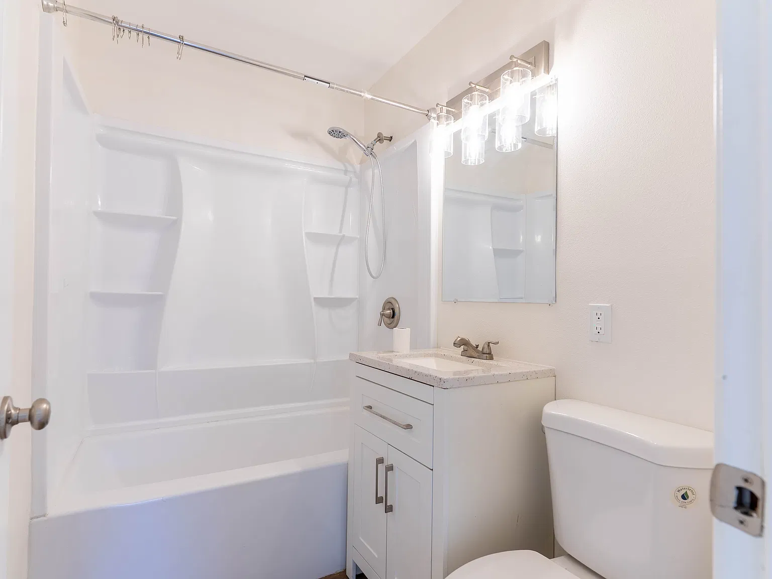 3 bed, 1.5 bath, 1065 sqft, $3,650 — Photo 2