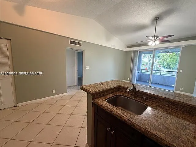 Coco Parc Condo — Photo 3