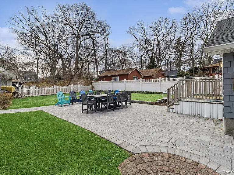 1050 Pine Ave — Photo 3