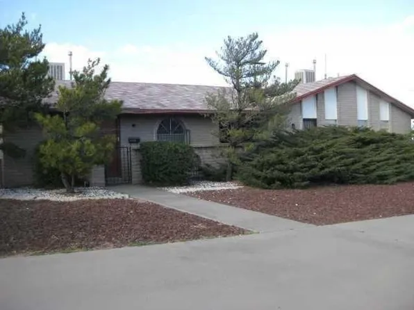 Beautiful 2 Bed - 1 Baths Apartment Part Of A Triplex