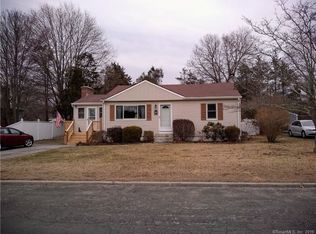 46 Mackenzie Rd, Waterford, CT 06385