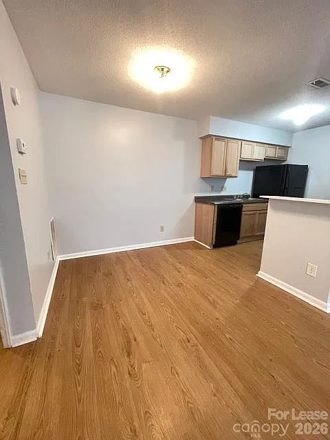 3 bed, 2.0 bath, 1010 sqft, $1,725 — Photo 3