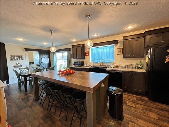 5th image of 145 Bennington Ln