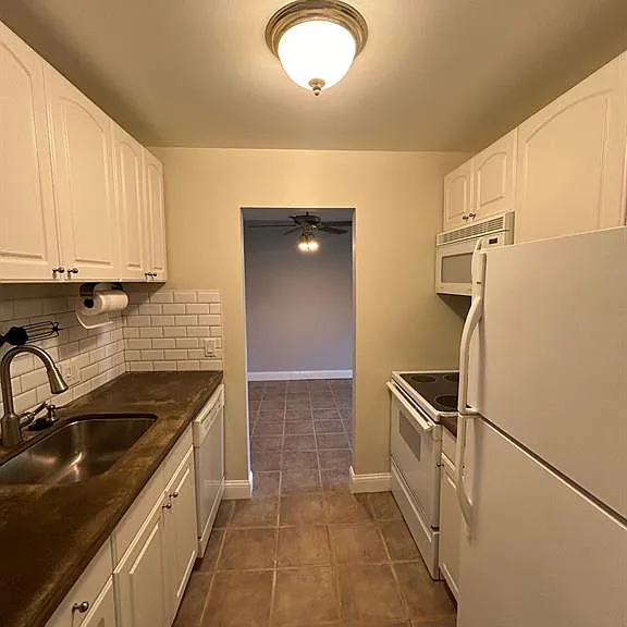 683 E Fox Hills Dr — Photo 12