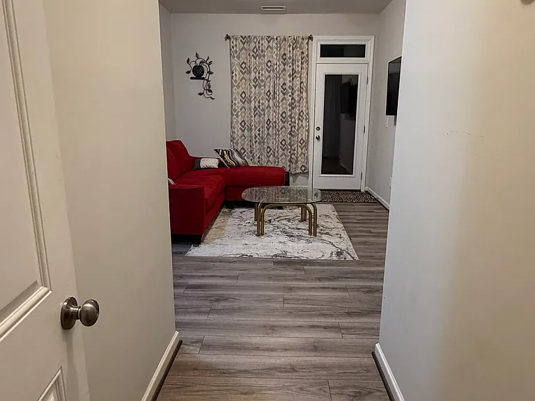 1049 Lathrop Ln — Photo 4