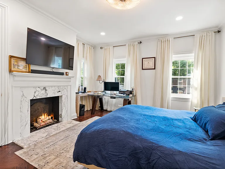1063 Thomas Jefferson St NW — Photo 17