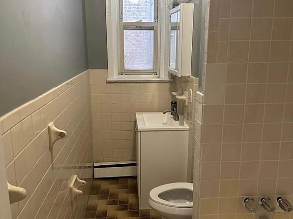 2nd image of 99 2nd Ave APT 3