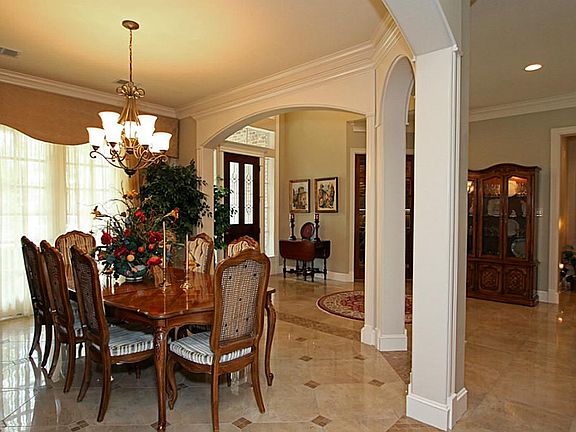 Tommy Bailey Custom Homes has created an open and airy easy flowing flowing floor plan.