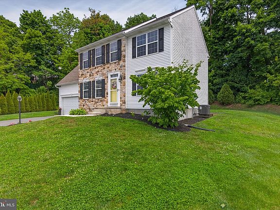 3rd image of 18 Copperwood Ln
