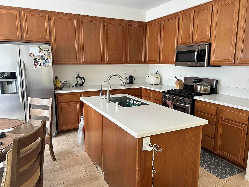3 bed, 2.5 bath, 1909 sqft, $4,200 — Photo 4