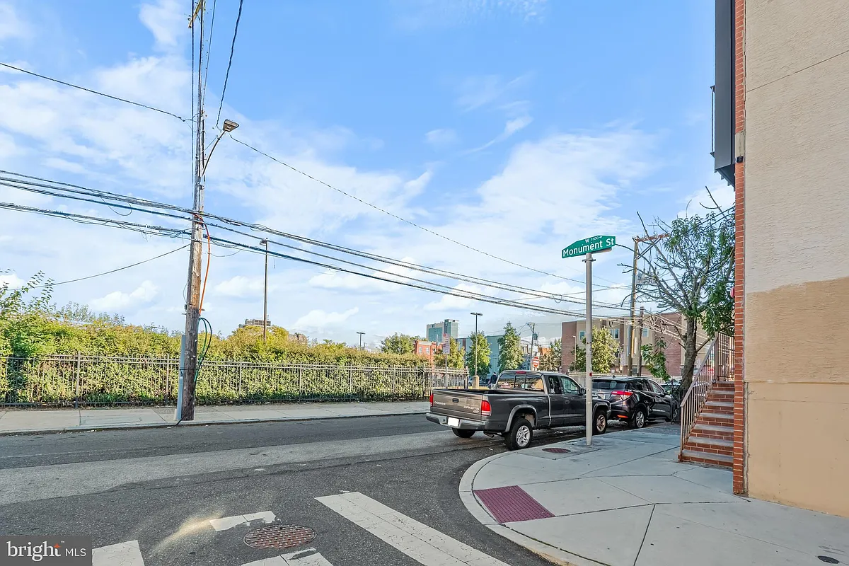 Building Photo - 1724 Monument St #B