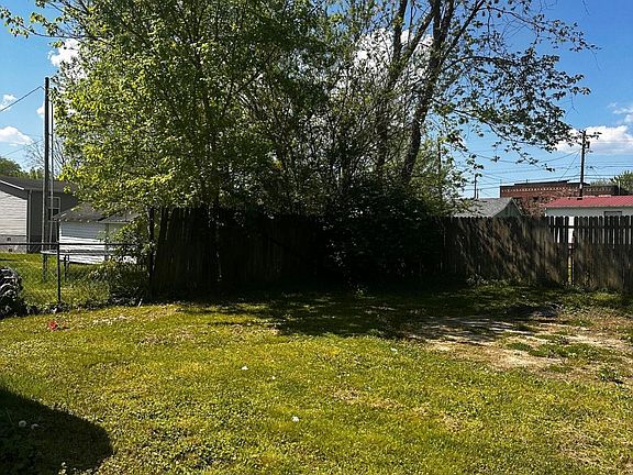 5th image of 215 Armadale Ave