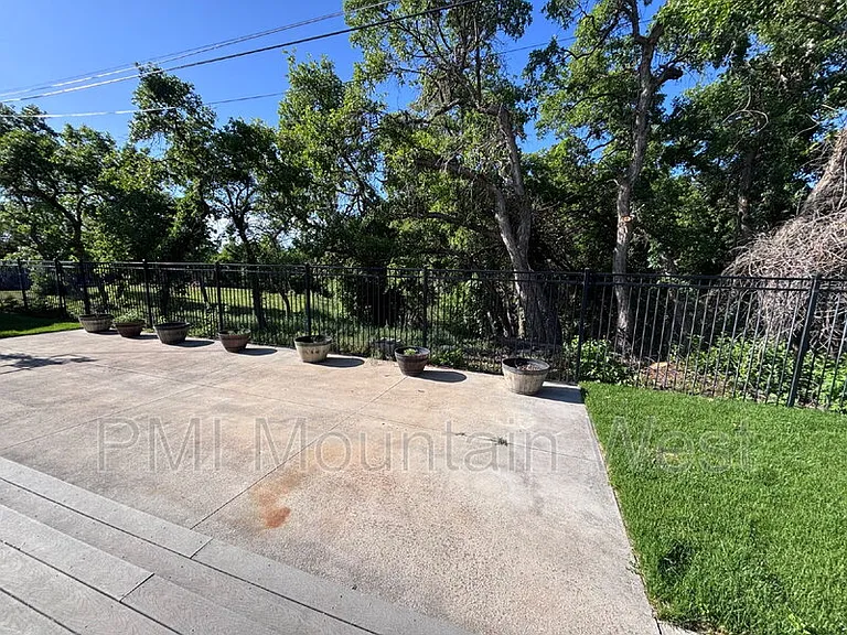 985 Horsley Cir #B — Photo 8
