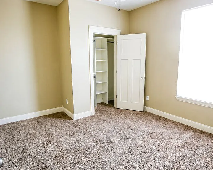 1040 E Walnut St — Photo 8