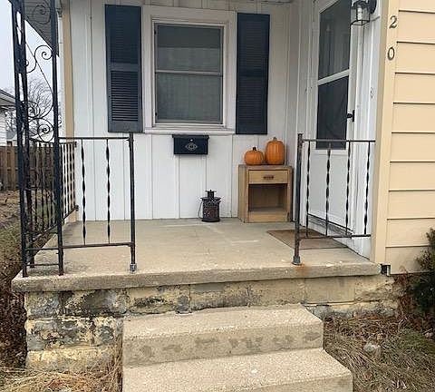 Front porch of 1420 W 3rd Street House