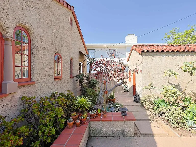 1027 Adella Ave — Photo 50