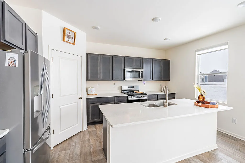 4 bed, 2.5 bath, 2407 sqft, $3,600 — Photo 3