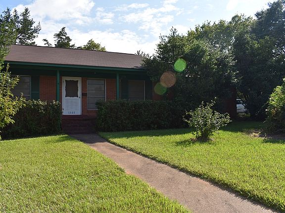 3rd image of 1202 E Brazos St