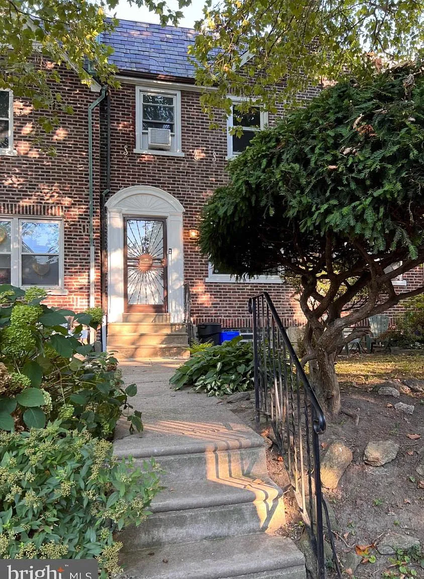 3 bed, 1.0 bath, 1432 sqft, $2,100 — Photo 1