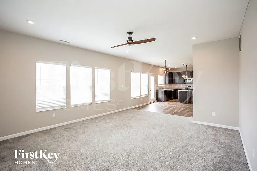 4 bed, 2.5 bath, 2459 sqft, $2,200 — Photo 4