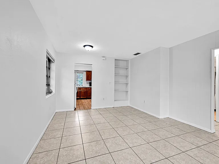 199 SW 15th St #3 — Photo 4