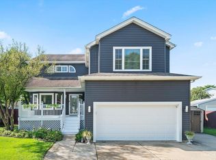 222 Meadows Dr, Sugar Grove, IL 60554