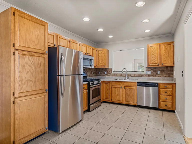 708 Phlox Dr — Photo 5