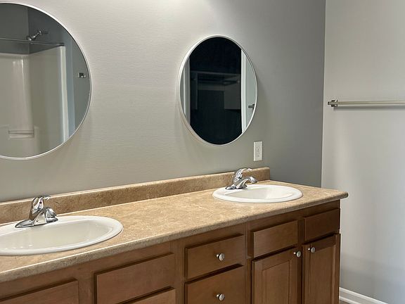 4th image of 806 Melody Cir S