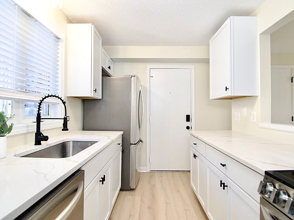 4th image of 3162 Main St #3162