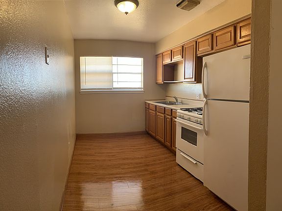 5th image of 3525 Sheridan St #10710759