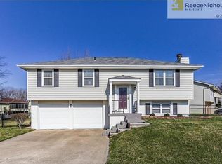 15220 S Seminole Dr, Olathe, KS 66062