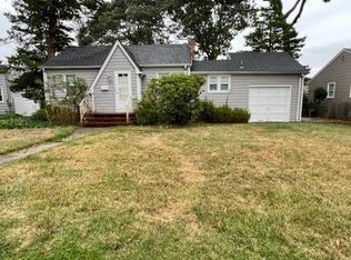 362 Walnut St, Lindenhurst, NY 11757