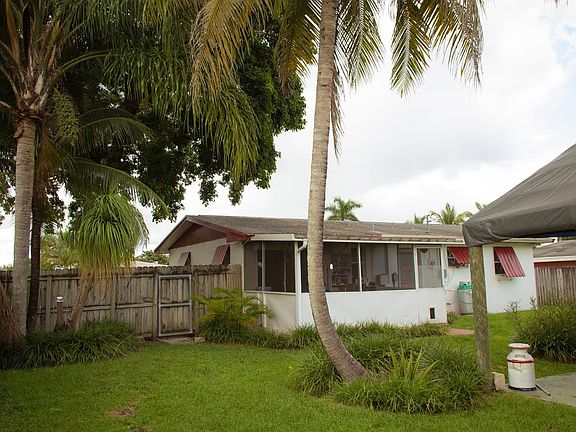 BACK YARD / SCREEN PORCH