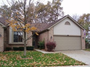 308 Pineknoll Ct, Brighton, MI