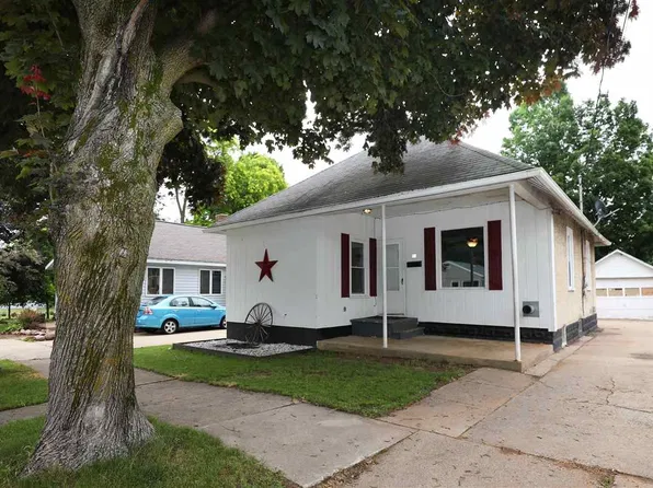 93 West St, Clintonville, WI 54929