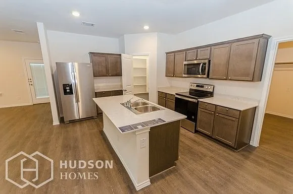 5 bed, 3.0 bath, 2599 sqft, $2,770 — Photo 4
