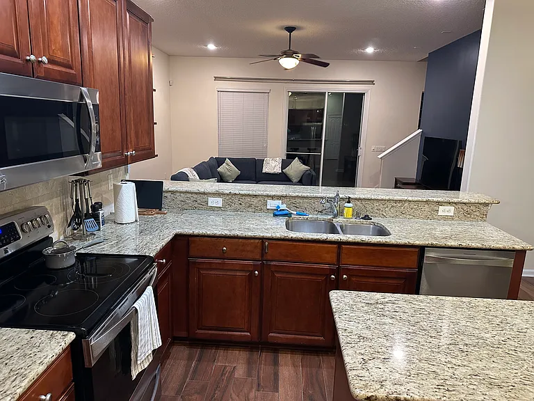 2037 Chaucer Ln — Photo 10