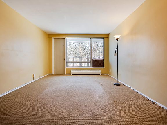 4th image of 90-60 Union Tpke APT 4D