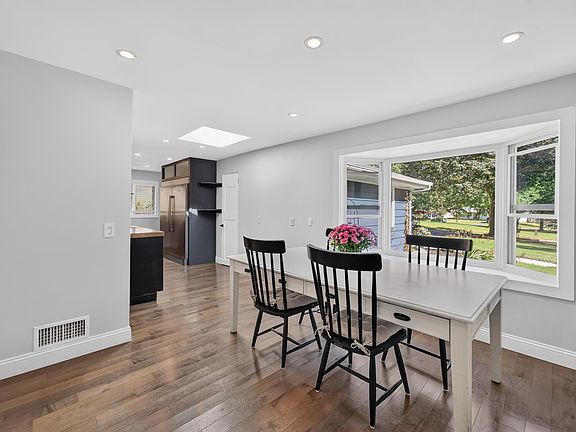 5th image of 31 Hiawatha Cir