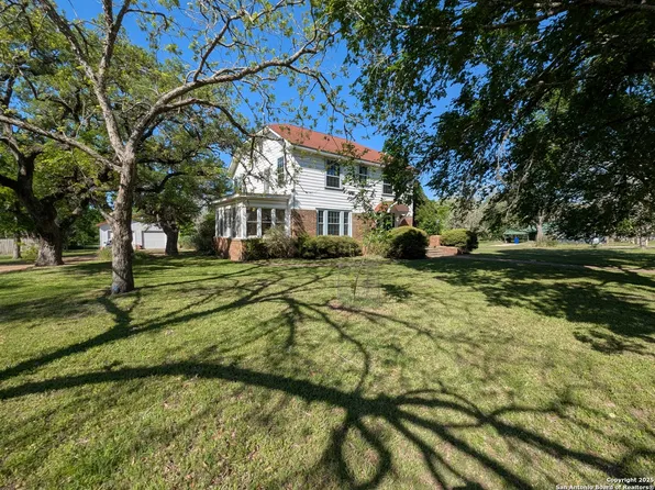 1002 E Gonzales, Yoakum, TX 77995