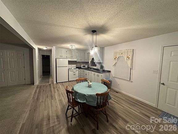 5th image of 498 Dover Rd