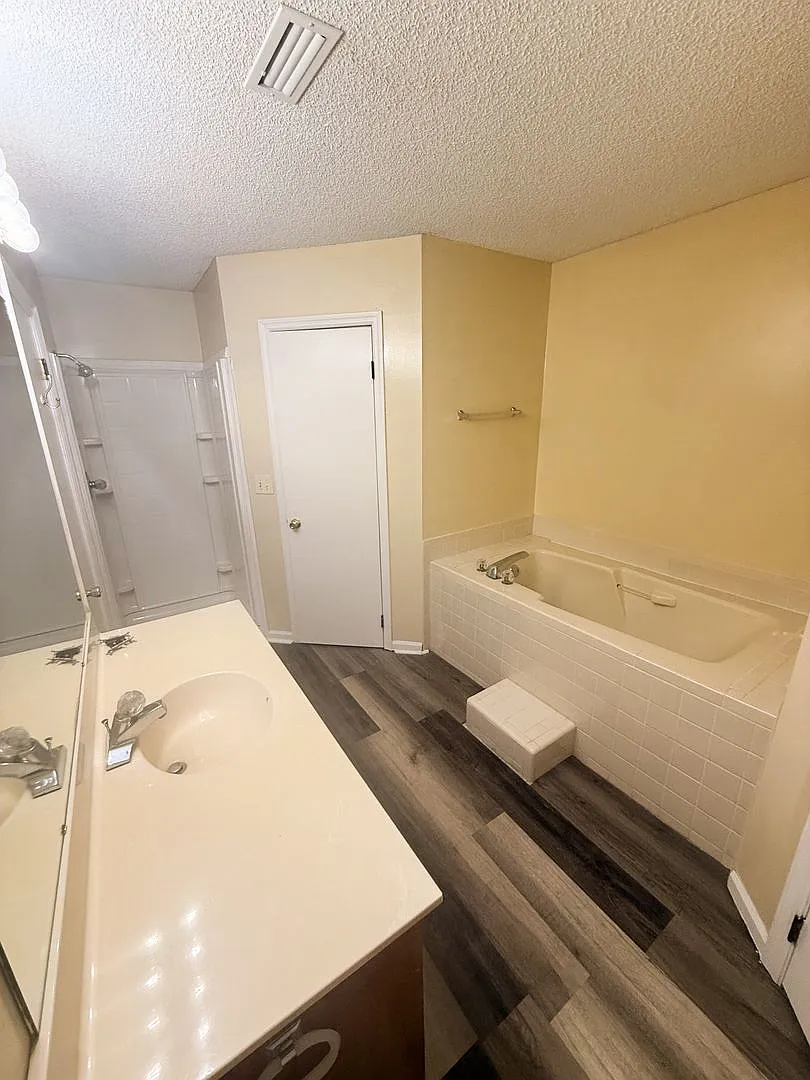 323 Jennifer Circle, Valdosta, 3BR/2BA — Photo 2